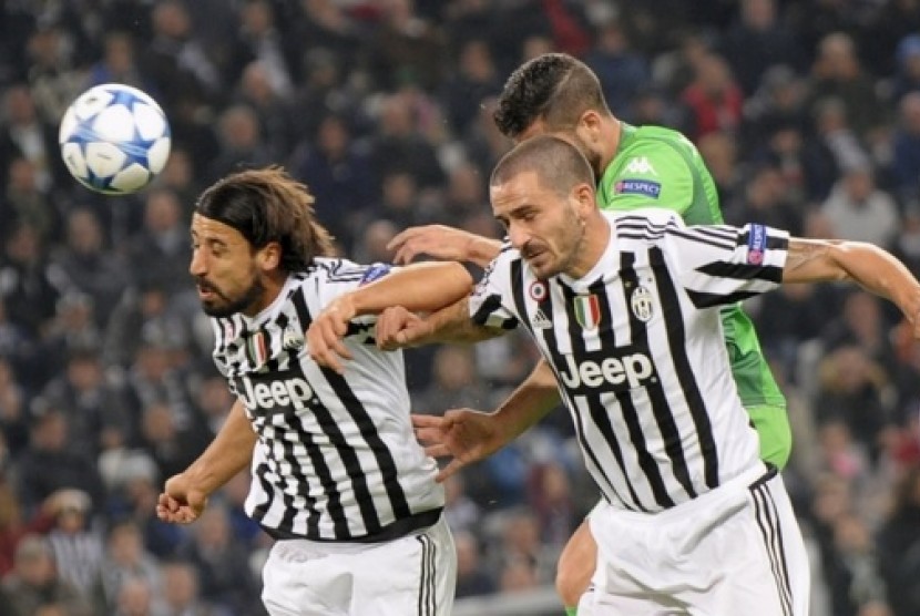 Bek Juventus Leonardo Bonucci dan gelandang Sami Khedira berusaha mengamankan bola dari jangkauan pemain Borussia Moenchengladbach.