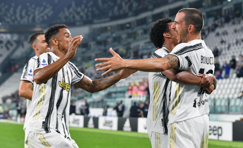 Bek Juventus Leonardo Bonucci (kanan) merayakan golnya ke gawang Sampdoria.