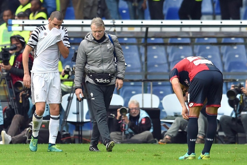 Bek Juventus, Leonardo Bonucci (kiri) ditarik ke luar lapangan pada laga Serie A lawan Genoa, akhir pekan lalu.