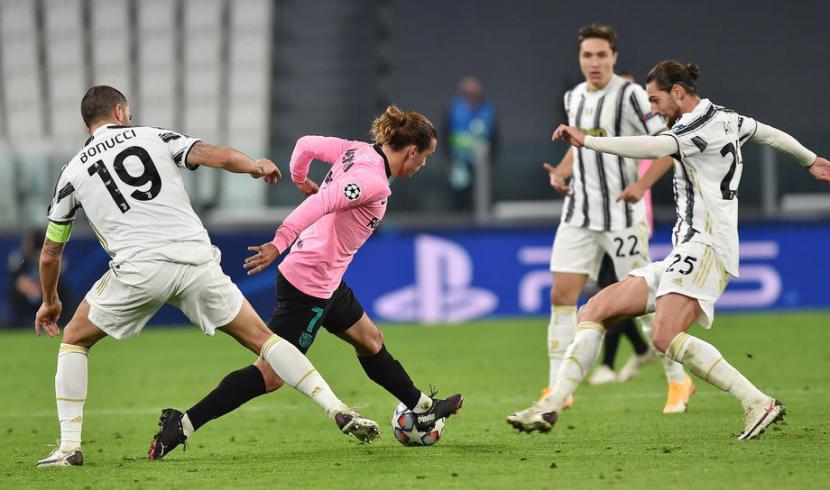 Bek Juventus, Leonardo Bonucci (Kiri) menghadang gelandang Barcelona, Antoine Griezmann (Kanan)