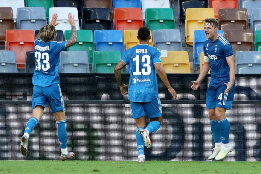 Bek Juventus Matthijs De Ligt (kanan) merayakan golnya ke gawang Udinese.