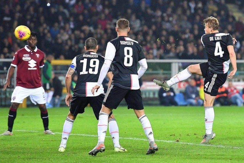 Bek Juventus Matthijs de Ligt (kanan) saat menjebol gawang Torino.