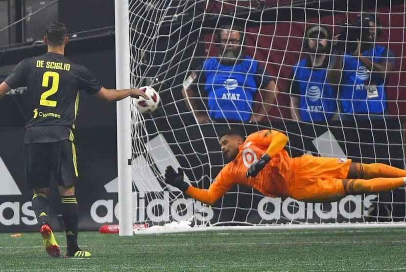 Bek Juventus Mattia De Sciglio melepaskan tendangan yang membawa Juventus mengalahkan MLS All Stars 5-3 lewat adu penalti.