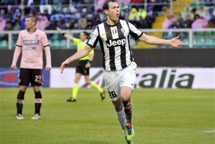Bek Juventus, Stephan Lichtsteiner, usai mencetak gol ke gawang Palermo, Ahad (9/12) malam.