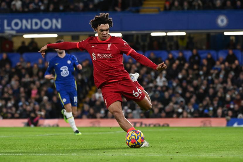 Bek kanan Liverpool Trent Alexander-Arnold menendang bola saat pertandingan melawan Chelsea dalam lanjutan Liga Primer Inggris, Senin (3/1) dini hari WIB, di Stadiion Stamford Bridge, London. Liverpool dan Chelsea bermain imbang 2-2.