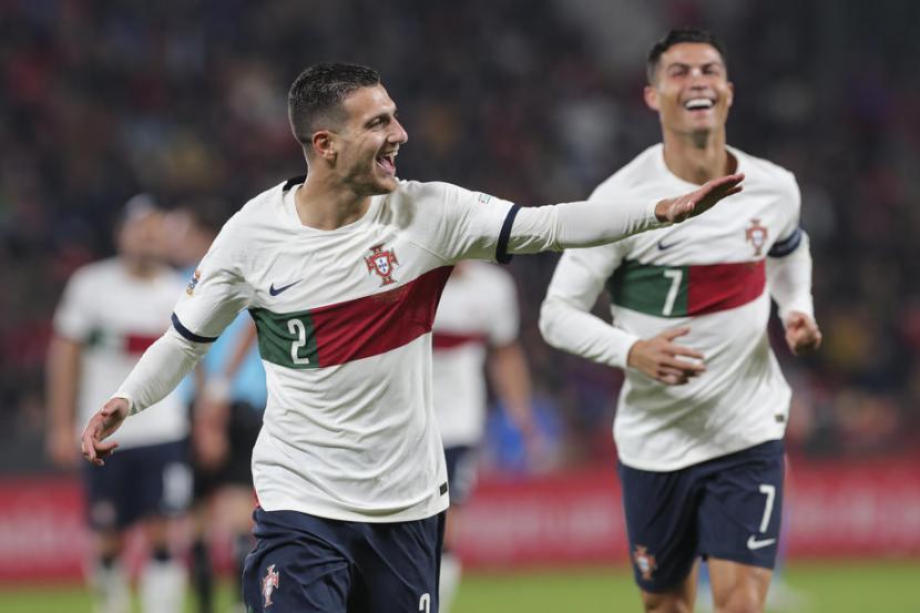 Bek kanan Timnas Portugal, Diogo Dalot (kiri) melakukan selebrasi setelah mencetak gol ke gawang Republik Ceska pada lanjutan Liga Bangsa-Bangsa, Ahad (25/9/2022).  