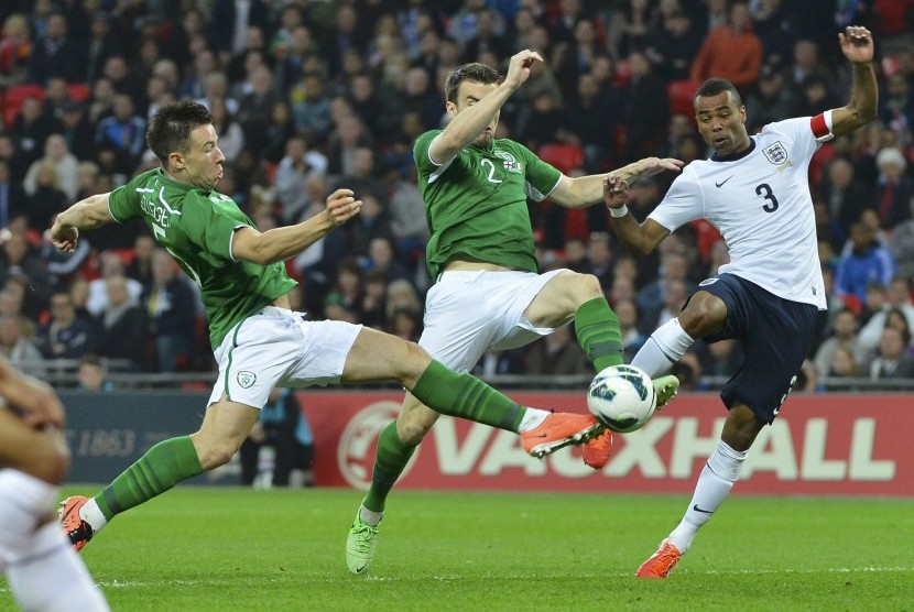 Bek kiri Inggris Ashley Cole berebut bola dengan duo Irlandia Seamus Coleman dan Sean St. Ledger pada laga persahabatan yang berlangsung di Stadion Wembley, Kamis (30/5) dini hari WIB.