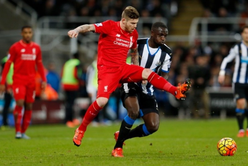 Bek Liverpool Alberto Moreno (merah) berebut bola dengan gelandang Newcastle United Moussa Sissoko.