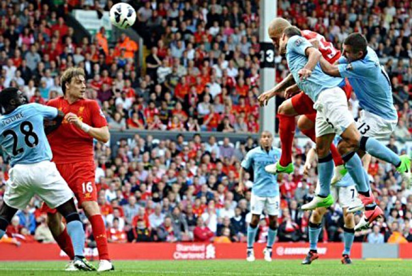 Bek Liverpool, Martin Skrtel, baju merah kanan, saat mencetak gol lewat sundulan.