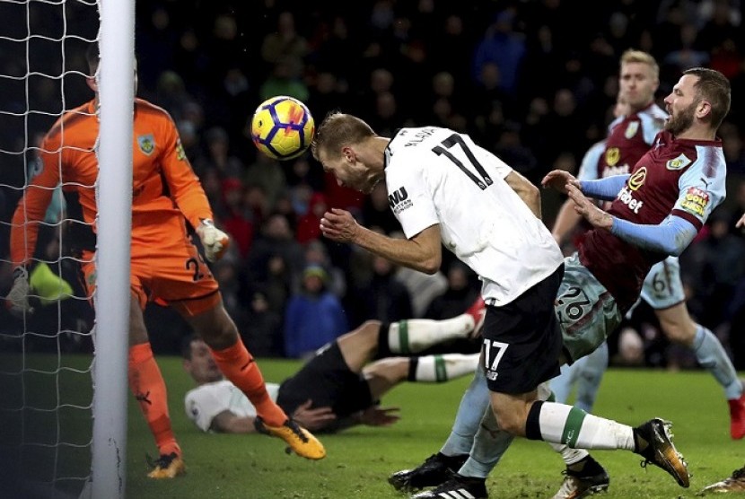 Bek Liverpool Ragnar Klavan (putih) mencetak gol kedua timnya ke gawang Burnley di Turf Moor, Burnley, Senin (1/1) dalam lanjutan Liga Primer Inggris. Liverpool menang 2-1 berkat gol Klavan.