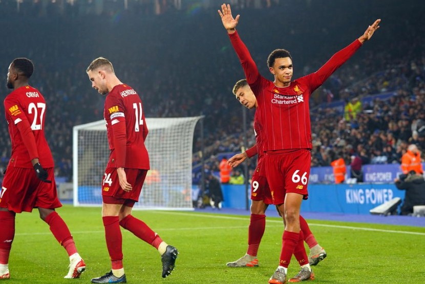 Bek Liverpool Trent Alexander Arnold (kanan) mengingatkan timnya terus jaga konsentrasi.