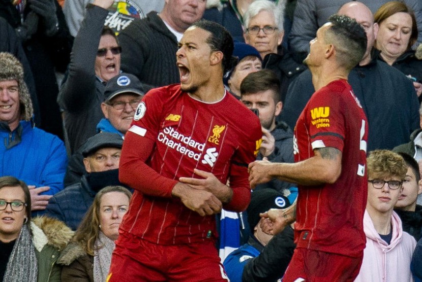 Bek Liverpool, Virgil van Dijk (kiri) merayakan golnya ke gawang Brighton and Hove Albion, Sabtu (30/11). Liverpool akan menghadapi Everton pada Kamis (5/12) dini hari WIB, dalam lanjutan Liga Primer Inggris.