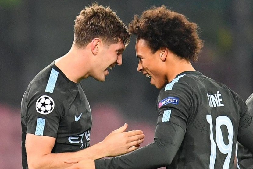 Bek Manchester City John Stones (kiri) merayakan golnya ke gawang Napoli bersama Leroy Sane.