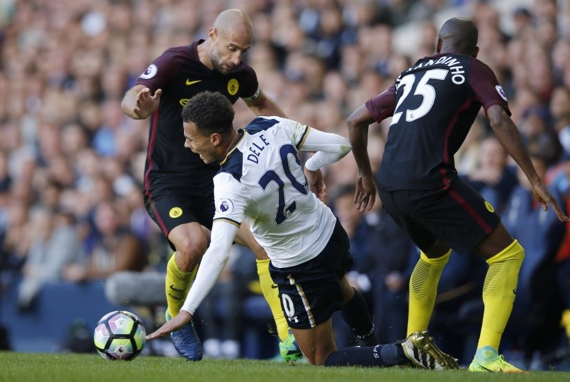 Bek Manchester City, Pablo Zabaleta (kiri) menekel gelandang Tottenham Hotspur, Dele Alli pada laga Liga Primer Inggris, di White Hart Lane, Ahad (2/10). City kalah 0-2 dari Spurs.