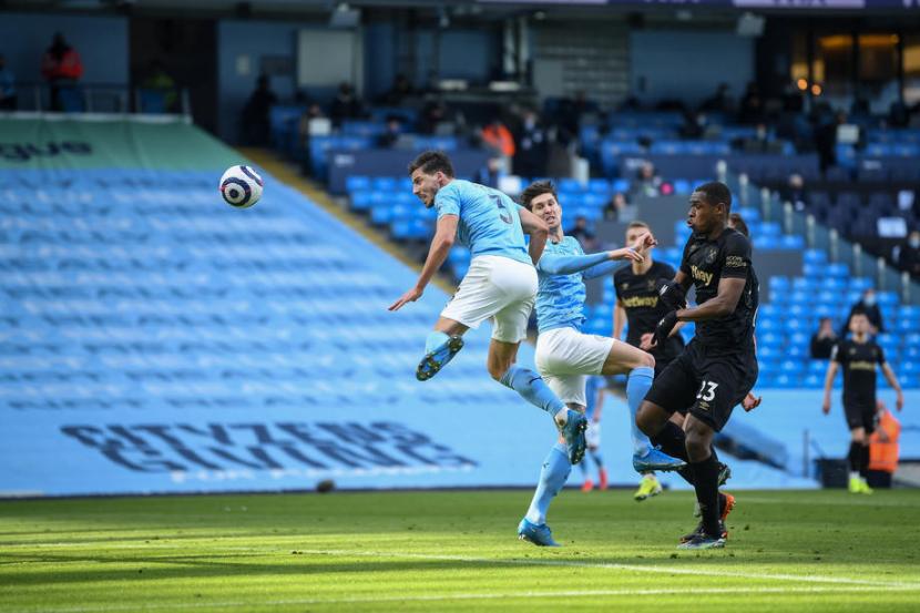 Bek Manchester City, Ruben Dias mencetak gol ke gawang West Ham United.