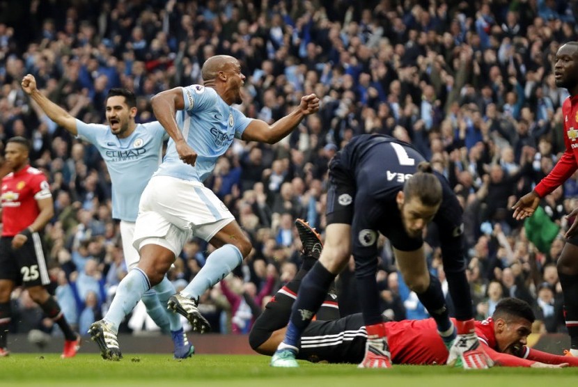 Bek Manchester City Vincent Kompany melakukan selebrasi setelah mencetak gol ke gawang Manchester United.