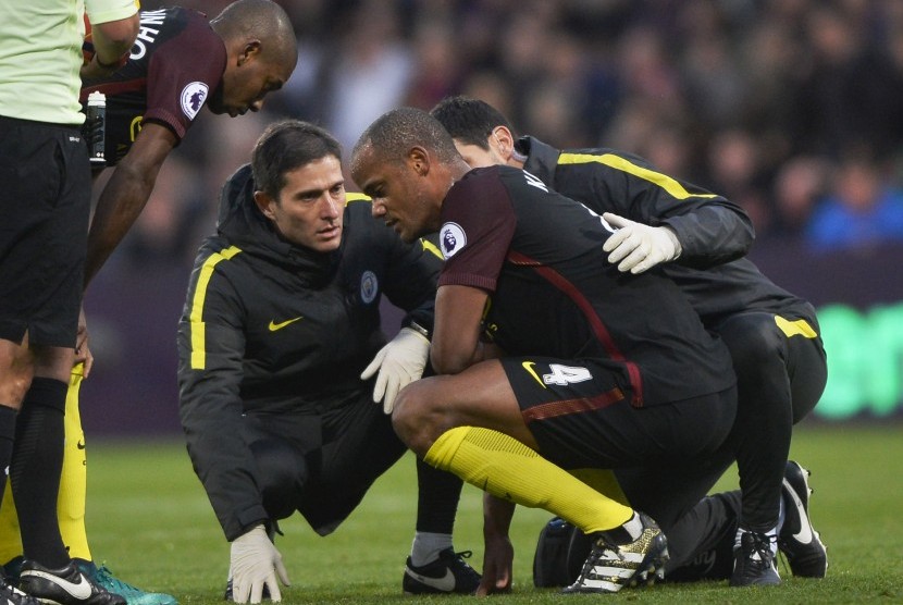 Bek Manchester City, Vincent Kompany mendapatkan perawatan pada laga Liga Primer lawan Crystal Palace, di Selhurst Park, akhir pekan lalu. Kompany harus kembali beristrihat dua pekan.