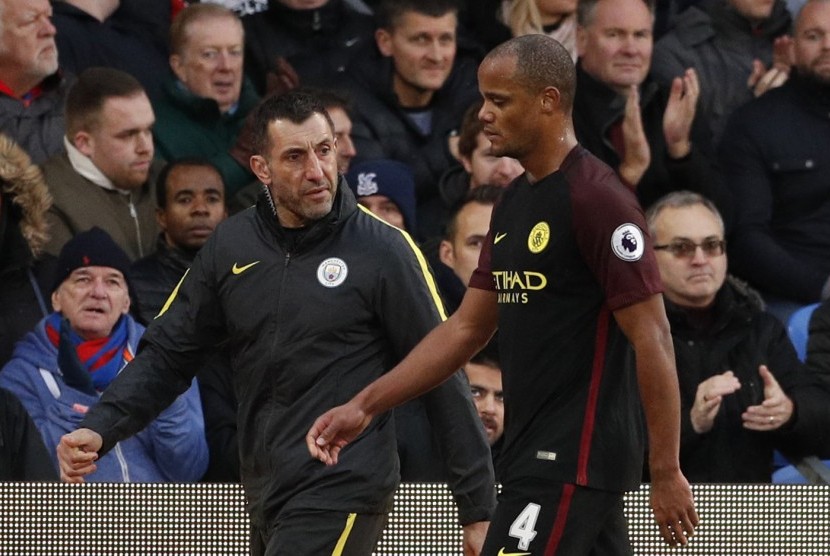 Bek Manchester City, Vincent Kompany saat ditarik ke luar lapangan pada laga lawan Crystal Palace di Selhurst Park, akhir pekan lalu. Kompany kembali mendera cedera lutut.