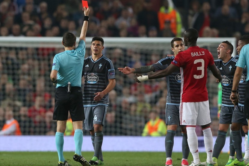 Bek Manchester United, Eric Bailly (kanan) dan Facundo Roncaglia (kedua kiri) dikartu merah wasit pada laga semifinal Liga Euroopa di Old Trafford, Jumat (12/5) dini hari WIB. United lolos ke final. 