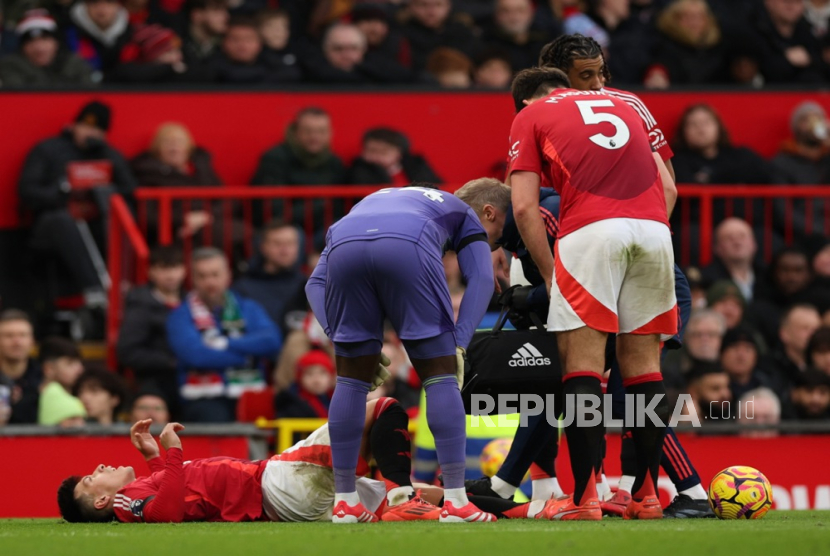 Bek Manchester United Lisandro Martinez mendapatkan perawatan dalam pertandingan melawan Crystal Palace di Liga Primer Inggris.