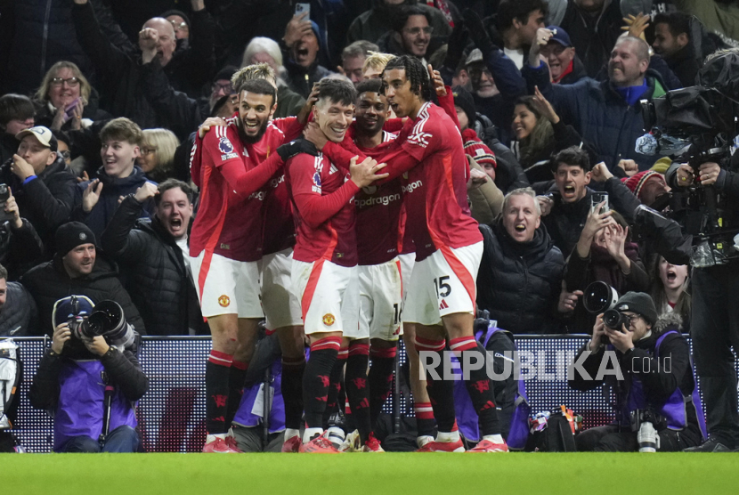 Bek Manchester United Lisandro Martinez (tengah) merayakan golnya ke gawang Fulham dalam lanjutan Liga Primer Inggris.