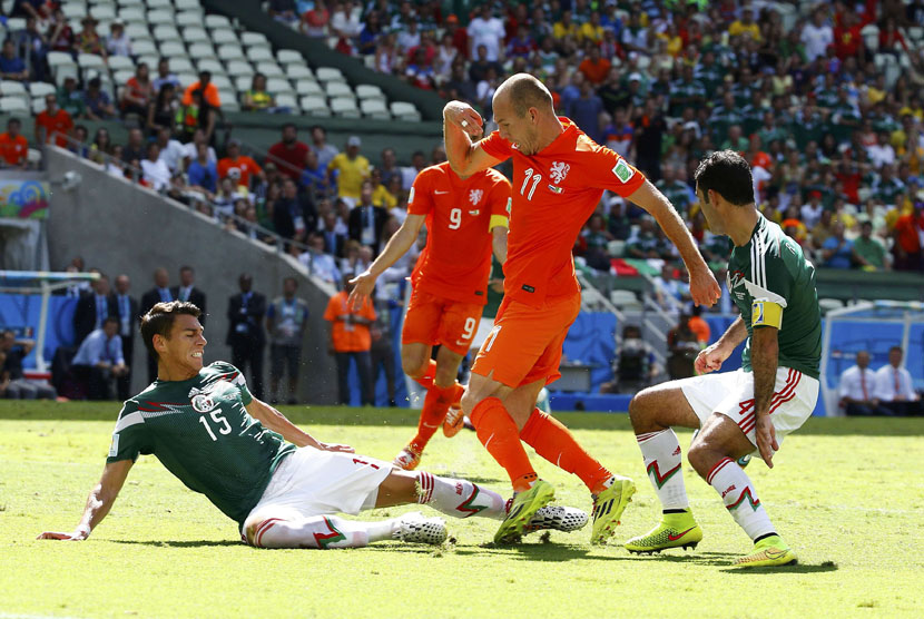 Bek Meksiko, Hector Moreno (kiri), berebut bola dengan winger Belanda, Arjen Robben, dalam laga internasional beberapa waktu lalu. Meksiko akan akan menghadapi Belanda dalam laga persahabatan 7 Oktober 2020.
