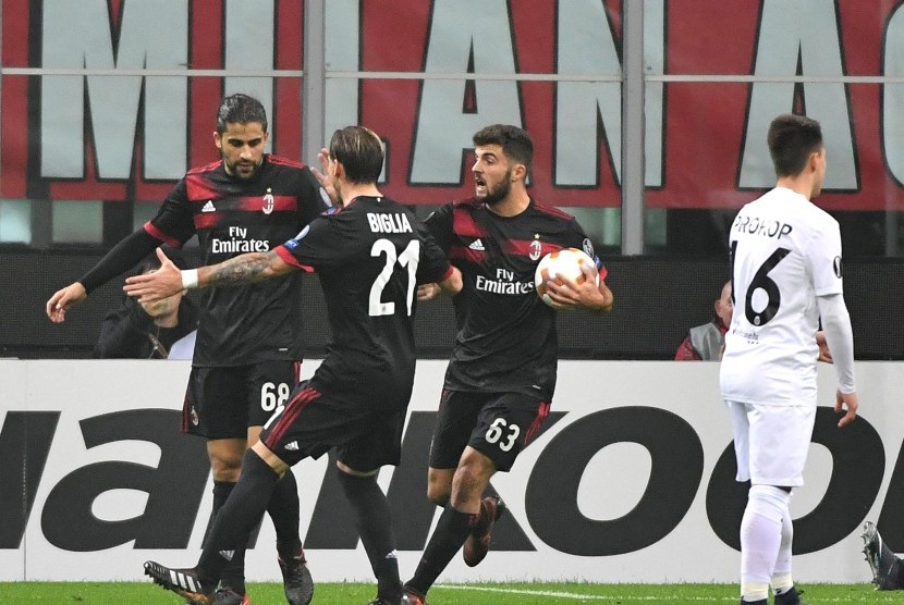 Bek Milan Ricardo Rodriguez (kiri) merayakan golnya di Stadion San Siro, Milan, Italia, Jumat (24/11) dini hari WIB. 