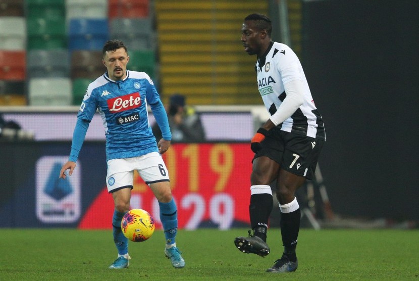  Bek Napoli Mario Rui (kiri) saat berhadapan dengan striker Udinese Stefano Okaka.