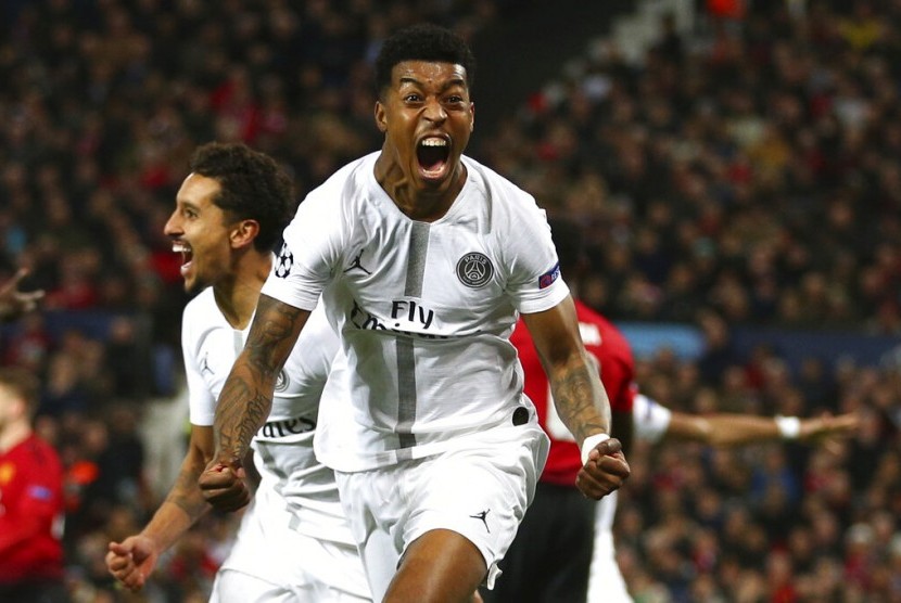 Bek Paris Saint-Germain Presnel Kimpembe merayakan golnya ke gawang Manchester United.