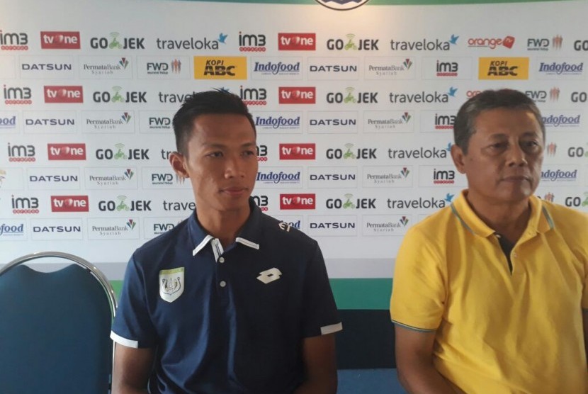 Bek Persela Lamongan Eky Taufik (kiri) dan Pelatih Persela Lamongan Herry Kiswanto (kanan). 