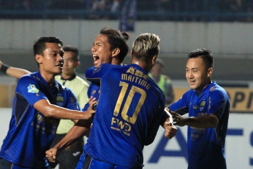 Bek Persib Ahmad Jufriyanto (tengah).