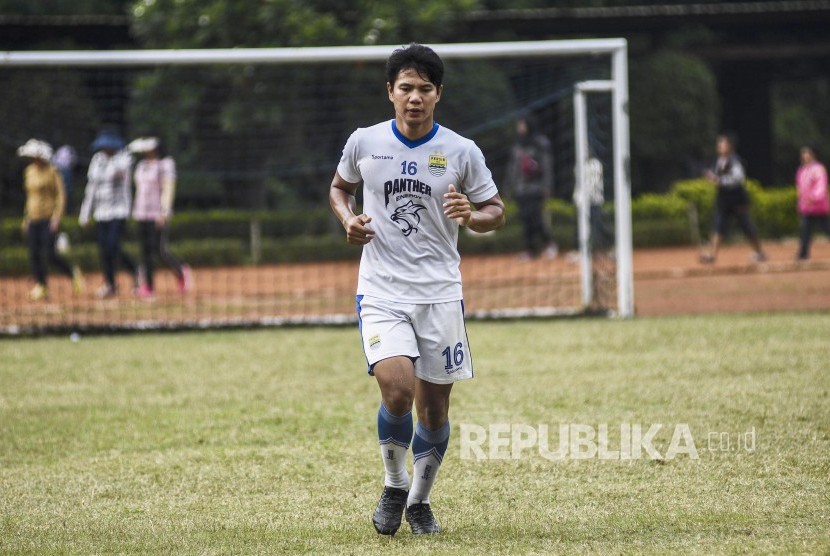 Bek Persib Bandung Achmad Jufriyanto mengikuti sesi latihan.