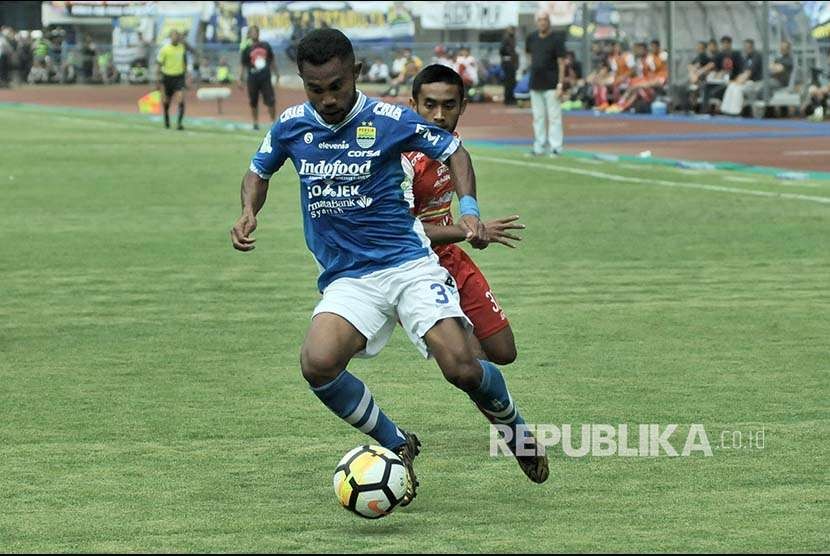 Bek Persib Bandung Ardi Idrus berusaha melewati pemain Arema FC saat pertandingan antara Persib melawan Arema FC dalam laga lanjutan Liga 1 di Stadion Gelora Bandung Lautan Api, Kota Bandung, Kamis (13/9).