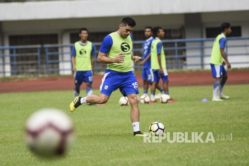 Bek Persib Bandung Fabiano Beltrame mengikuti sesi latihan. (ilustrasi)