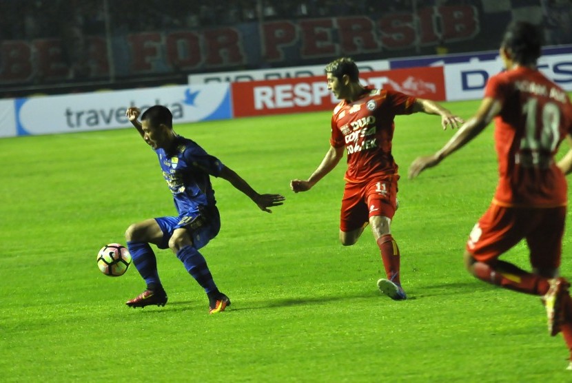 Bek Persib Bandung, Henhen Herdiana (kiri).