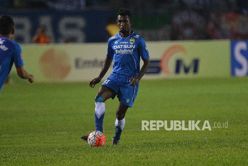 Bek Persib Bandung Rudolof Yanto Basna dalam pertandingan melawan Sriwijaya FC Torabika Soccer Championship di Stadion Si Jalak Harupat Soreang, Sabtu (30/4).