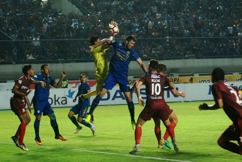 Bek Persib Bandung Vladimir Vujovic (ketiga kanan) berusaha merebut bola dari penjaga gawang PSM Makassar Syaiful (keempat kiri) pada laga Liga 1 di Stadion Gelora Bandung Lautan Api (GBLA), Bandung, Rabu (5/7). Tim tuan rumah Persib Bandung menang 2-1 atas PSM Makassar.