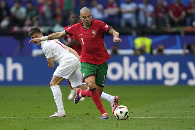 Bek Portugal yang sudah berusia 41 tahun, Pepe.