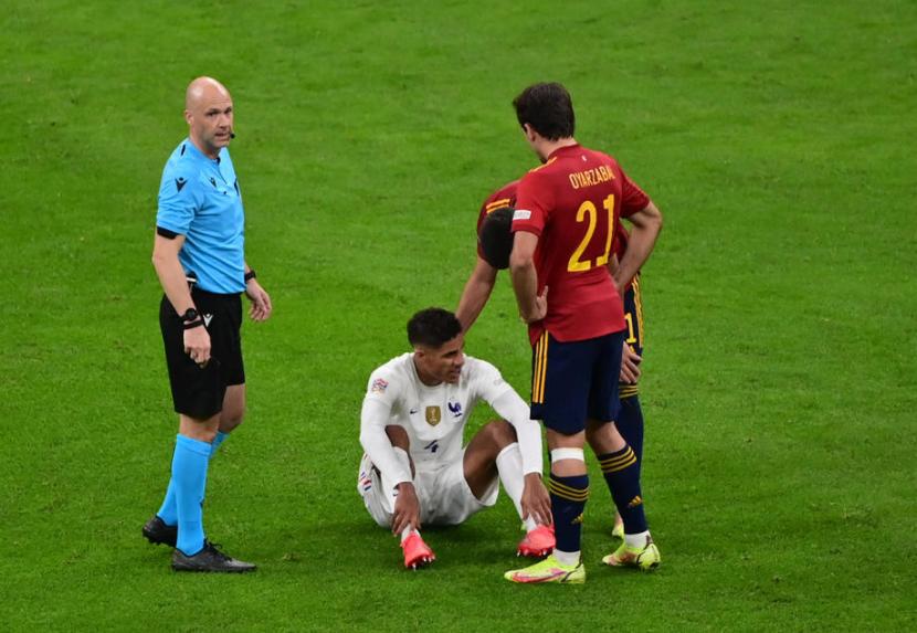 Bek timnas Prancis Raphael Varane (kedua kiri) mengalami cedera di tengah laga final UEFA Nations League pada bulan lalu.