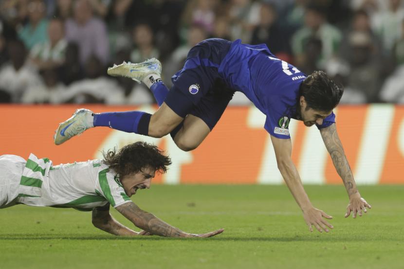 Bek Real Betis Hector Bellerin (kiri) melanggar bek FC Copenhagen Kevin Diks dalam pertandingan Liga Conference Europa di Stadion Benito Villamarin di Sevilla, Spanyol, Jumat (25/10/2024) Oktober 2024. (Foto AP/Toni Rodriguez)dini hari WIB.