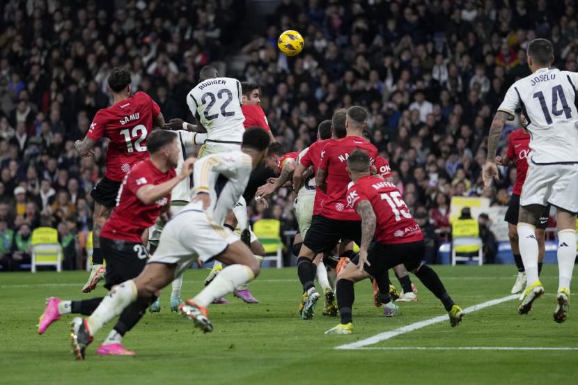 Bek Real Madrid Antonio Rudiger mencetak gol untuk timnya dalam pertandingan sepak bola La Liga Spanyol kontra Mallorca di Stadion Santiago Bernabeu di Madrid, Kamis (4/1/2024) dini hari WIB.