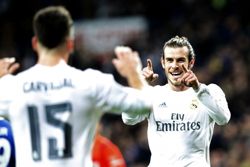 Bek Real Madrid, Dani Carvajal (kiri) dan gelandang Gareth Bale.
