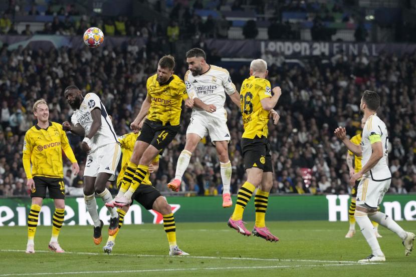 Bek Real Madrid Dani Carvajal (tengah) mencetak gol pembuka dalam pertandingan final Liga Champions 2023/2024 melawan Borussia Dortmund di Stadion Wembley, London, Ahad (2/6/2024) dini hari WIB. 