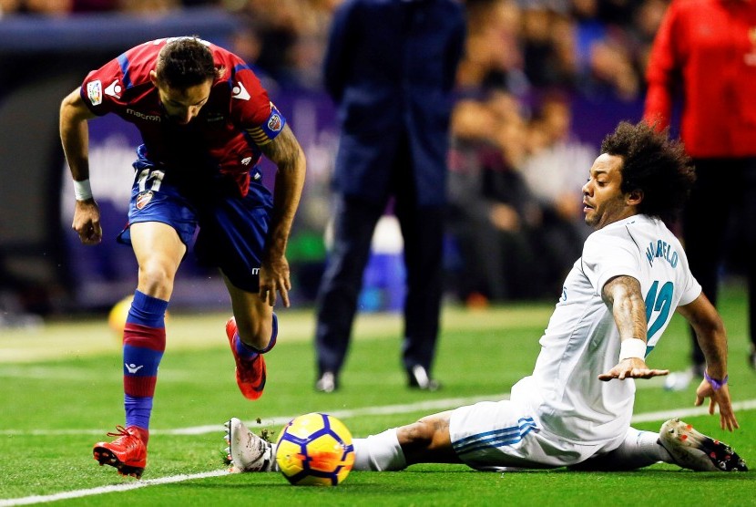 Bek Real Madrid Marcelo (kanan) berebut bola dengan gelandang Levante Morales. 