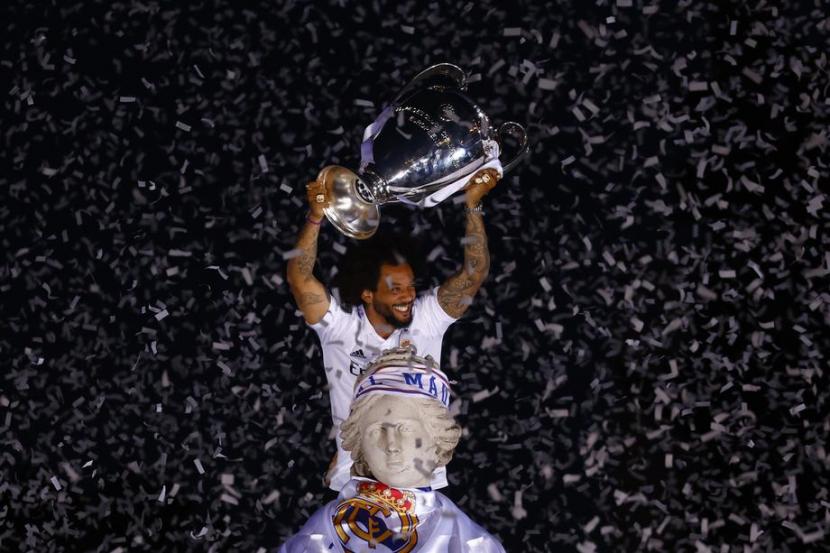 Bek Real Madrid Marcelo mengangkat trofi Liga Champions.