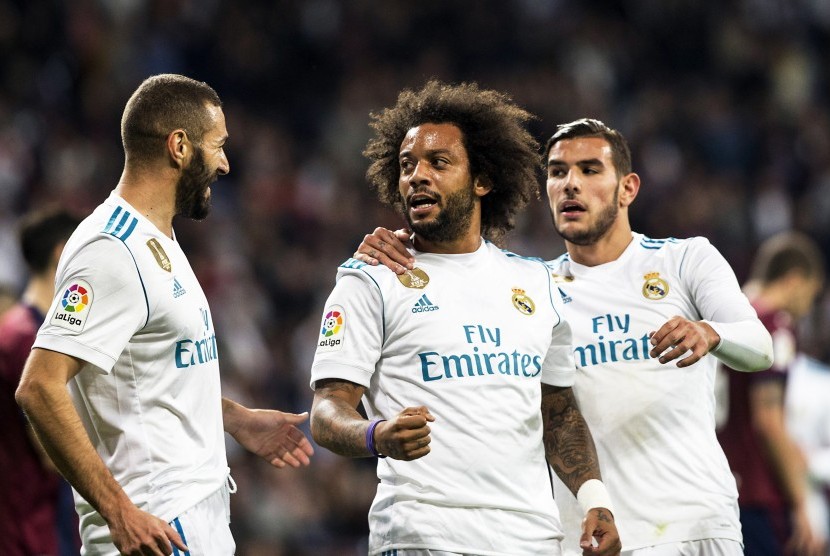Bek Real Madrid Marcelo (tengah) merayakan gol ke gawang Eibar bersama Karim Benzema (kiri) dan Theo Hernandez. 