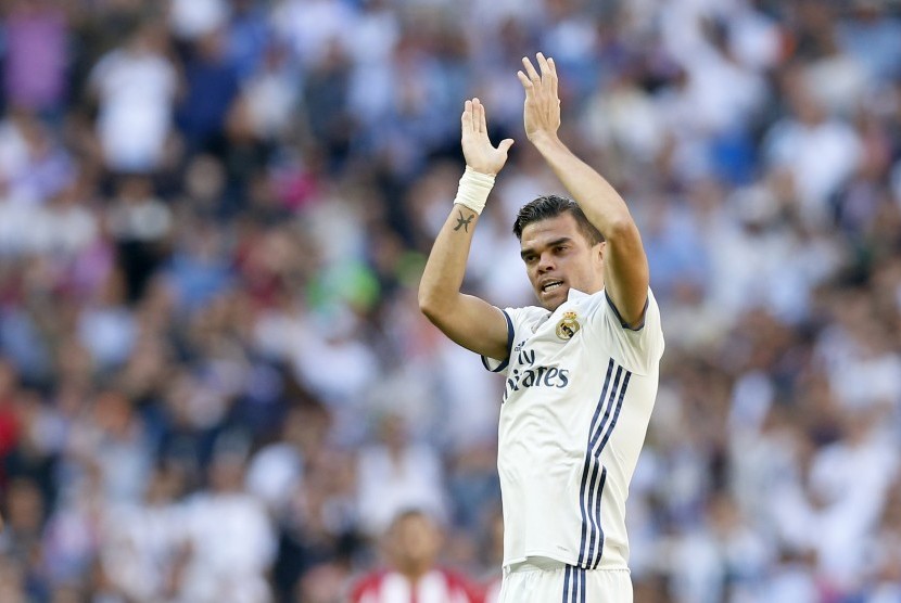 Bek Real Madrid, Pepe merayakan golnya ke gawang Atletico Madrid, pada laga La Liga di Santiago Bernabeu, Sabtu (8/4). Pepe cedera patah tulang rusuk pada laga ini.