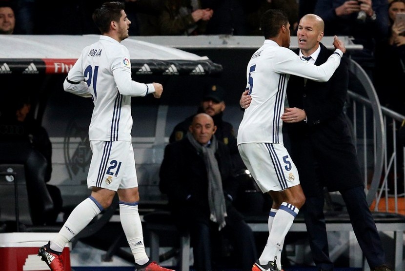 Bek Real Madrid Raphael Varane merayakan golnya ke gawang Sevilla dengan Zinedine Zidane.