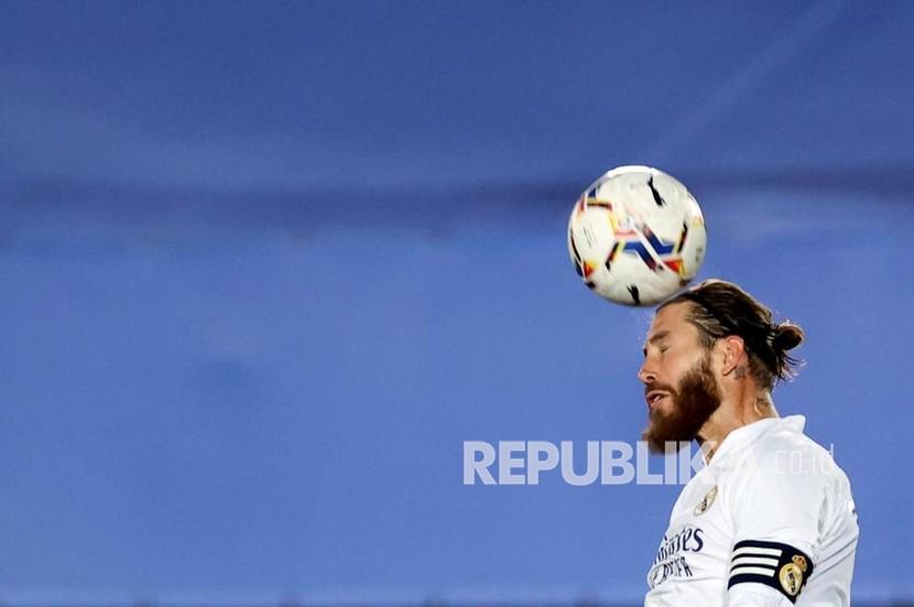 Bek Real Madrid Sergio Ramos beraksi pada pertandingan Liga Spanyol.