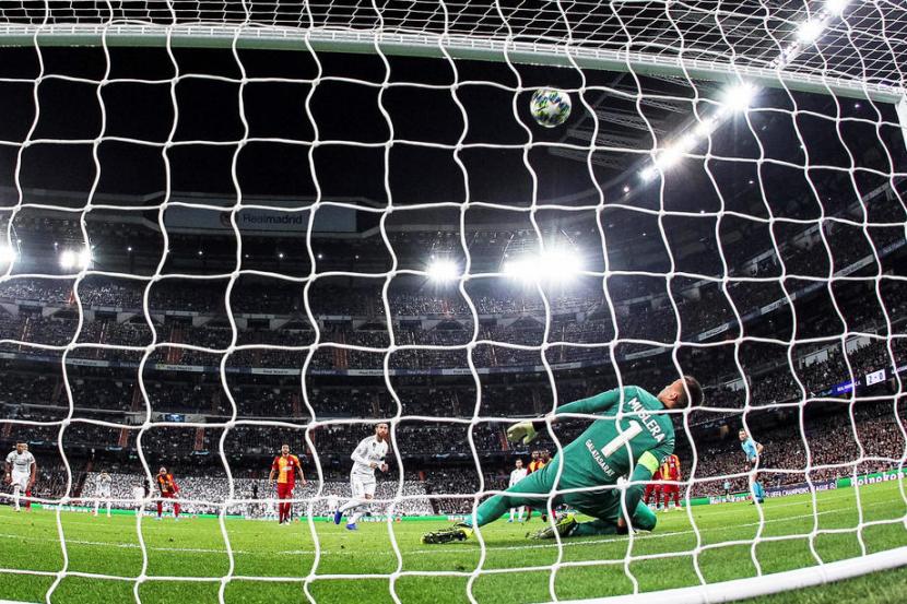 Bek Real Madrid Sergio Ramos saat menaklukkan kiper Galatasaray Fernando Muslera melalui sepakan penalti dalam laga kualifikasi Grup A Liga Champions pada 6 November 2019.